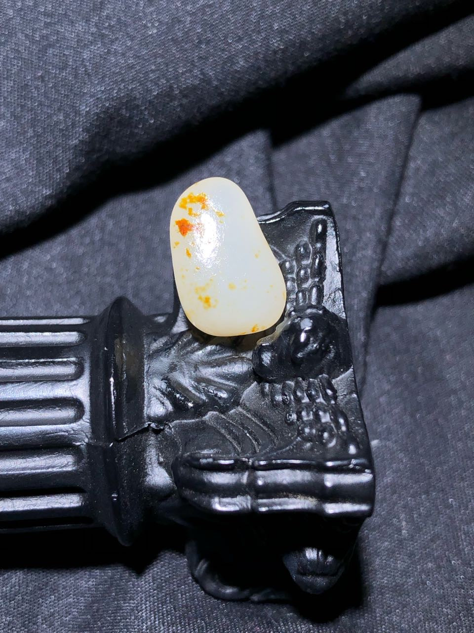 和田玉-洒金皮白肉籽料原石