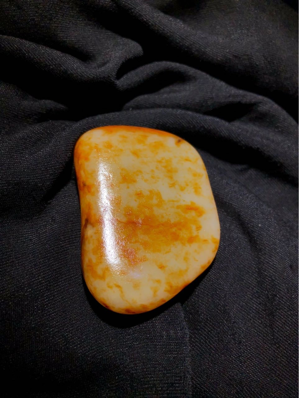 和田玉-红皮白肉籽料原石