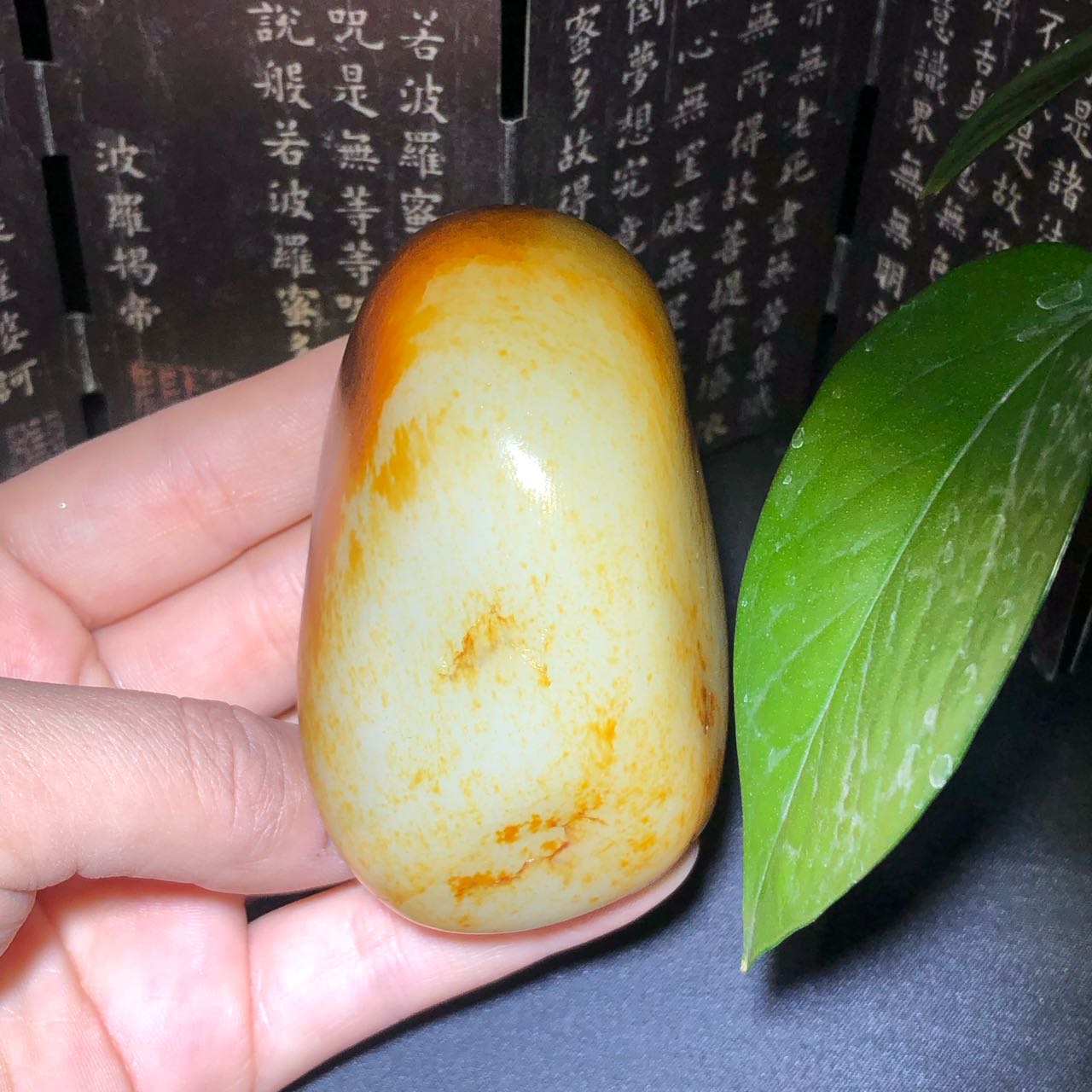 和田玉-红皮白肉籽料原石