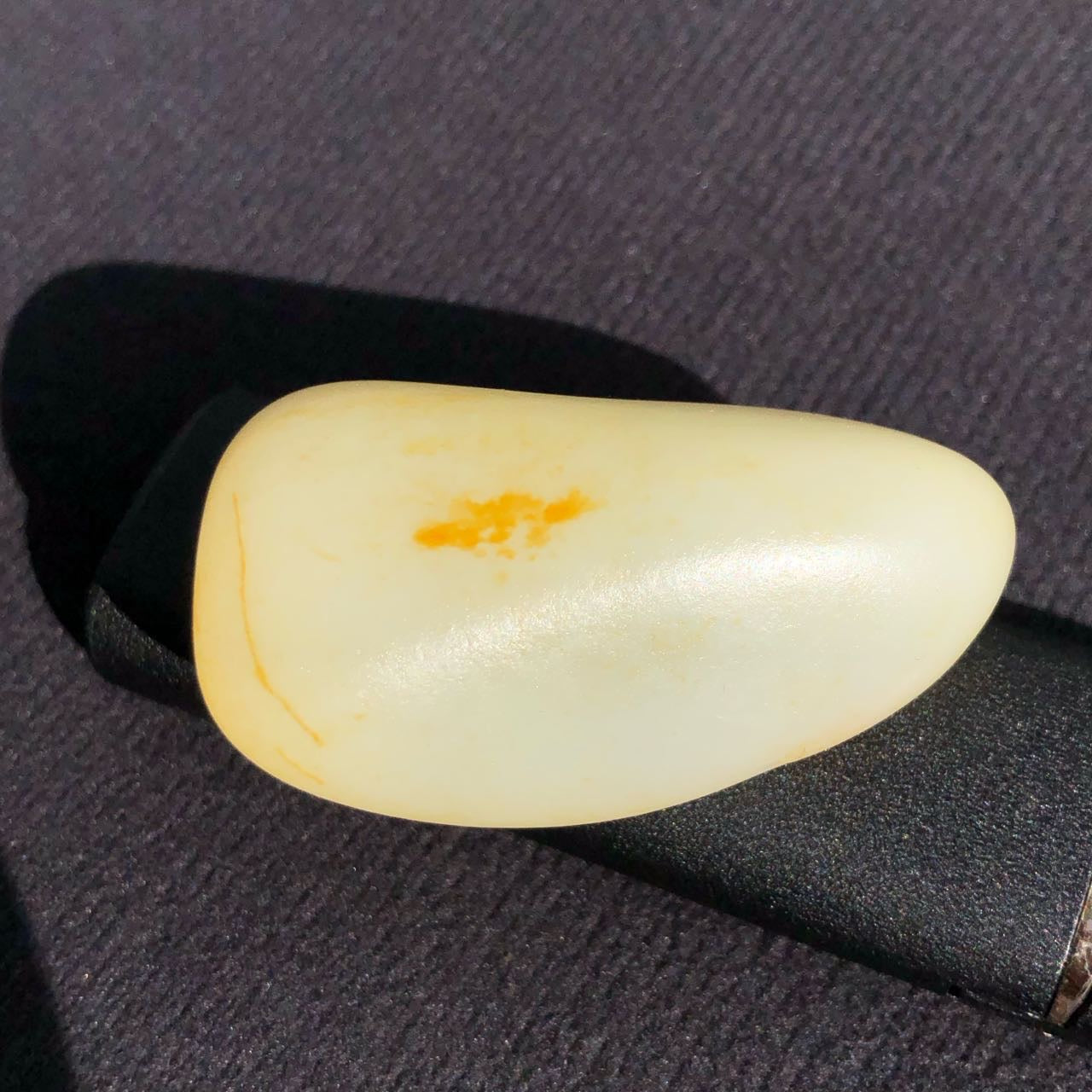 和田玉-洒金皮白肉籽料原石