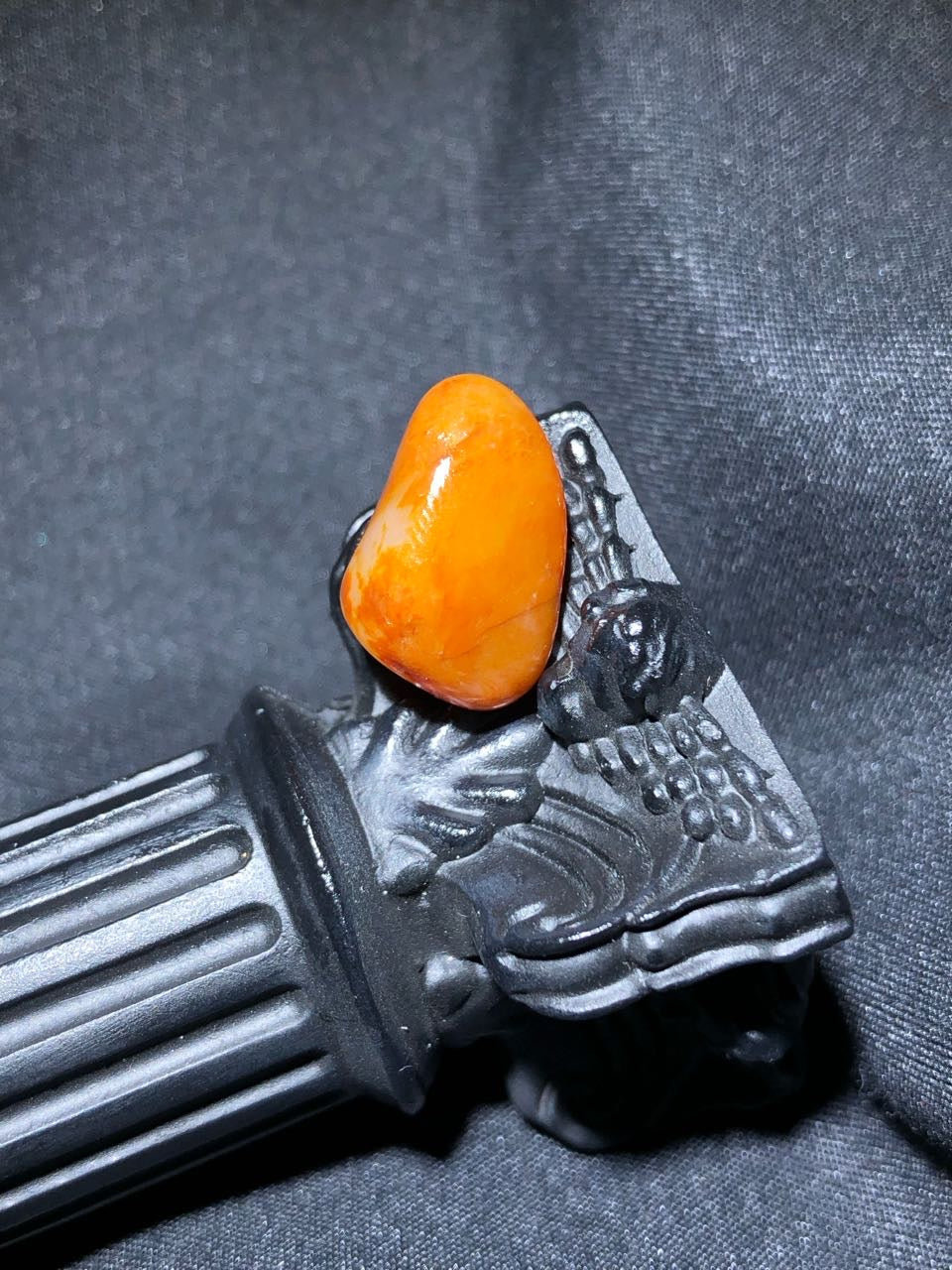 和田玉-红皮白肉籽料原石