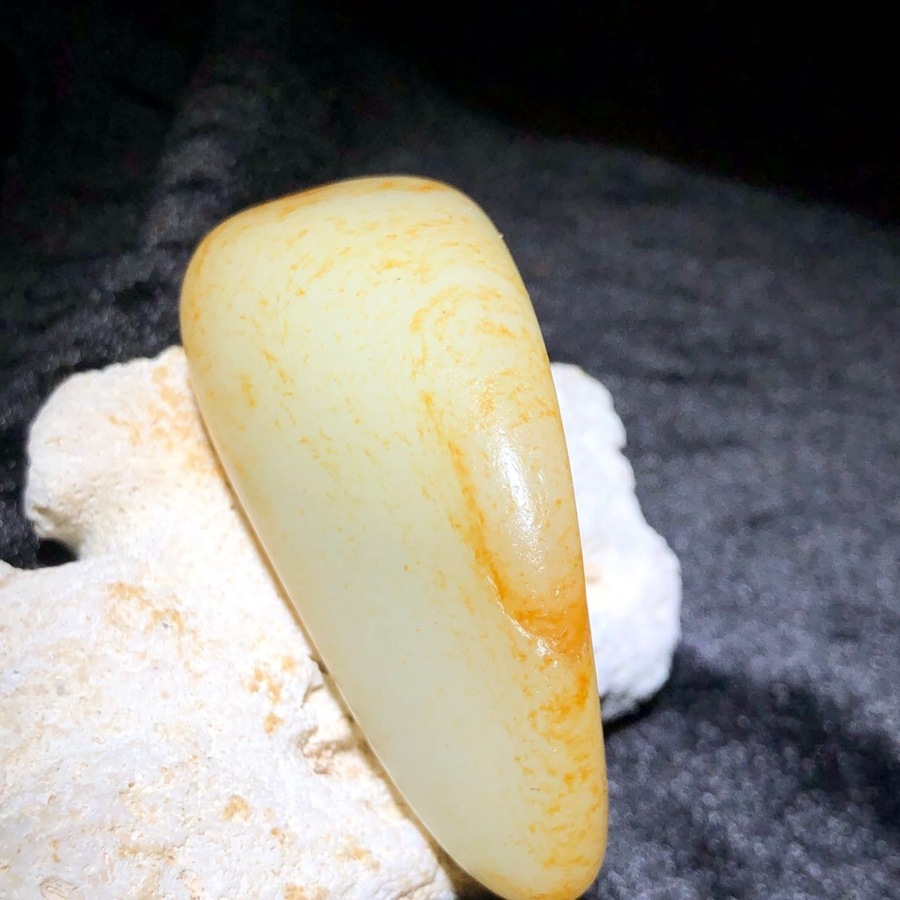 和田玉-洒金皮白肉籽料原石手把件
