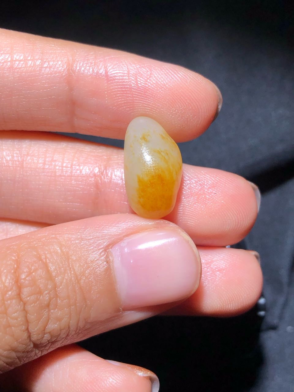 和田玉-洒金白肉籽料
