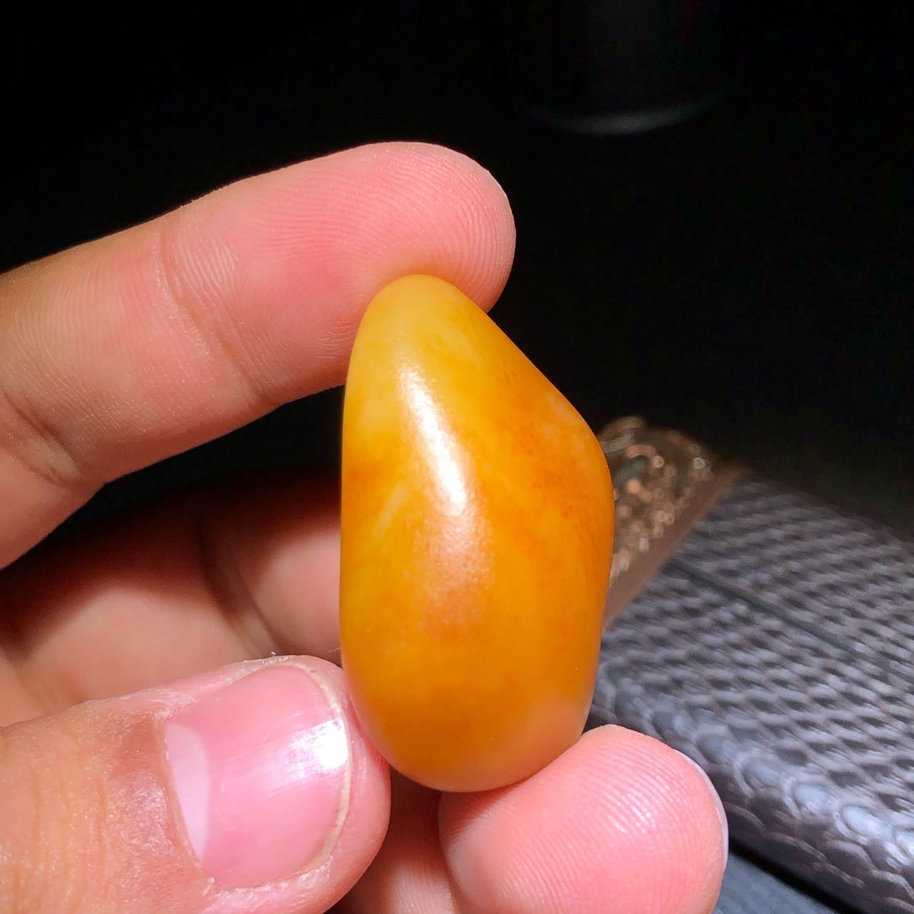 和田玉-满黄沁籽料原石