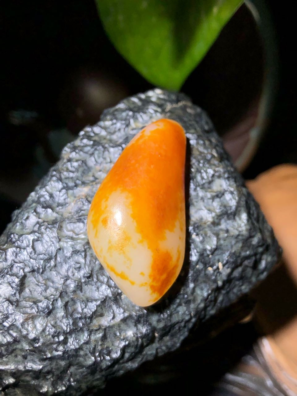 和田玉-聚红皮带洒金皮白肉籽料包金挂件