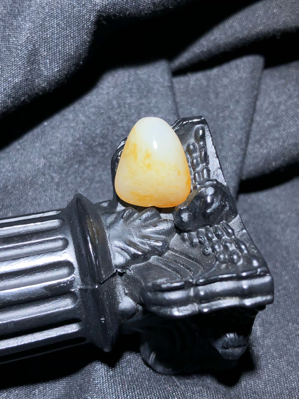和田玉-洒金白肉籽料
