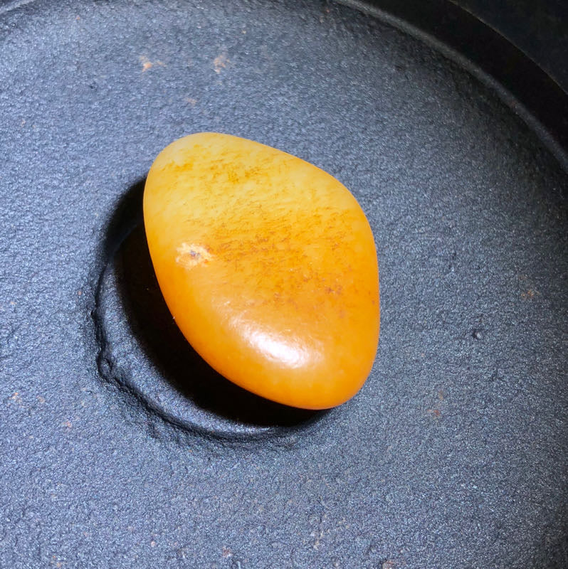 和田玉-红沁籽料原石
