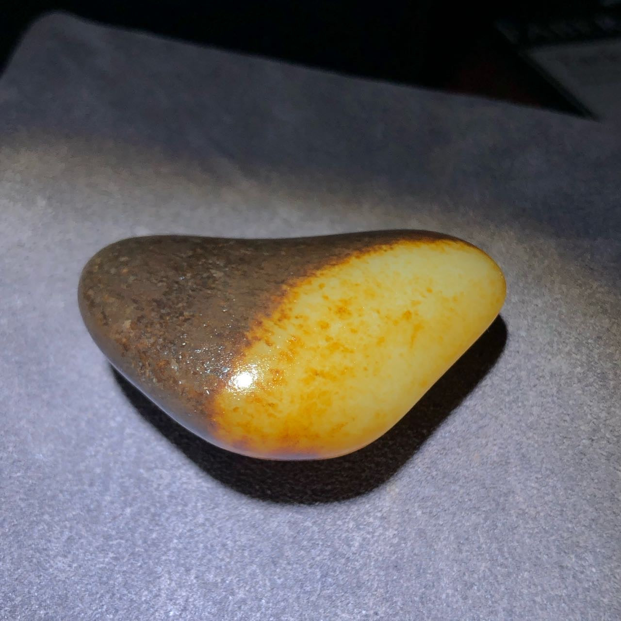 和田玉-黑皮白肉籽料原石