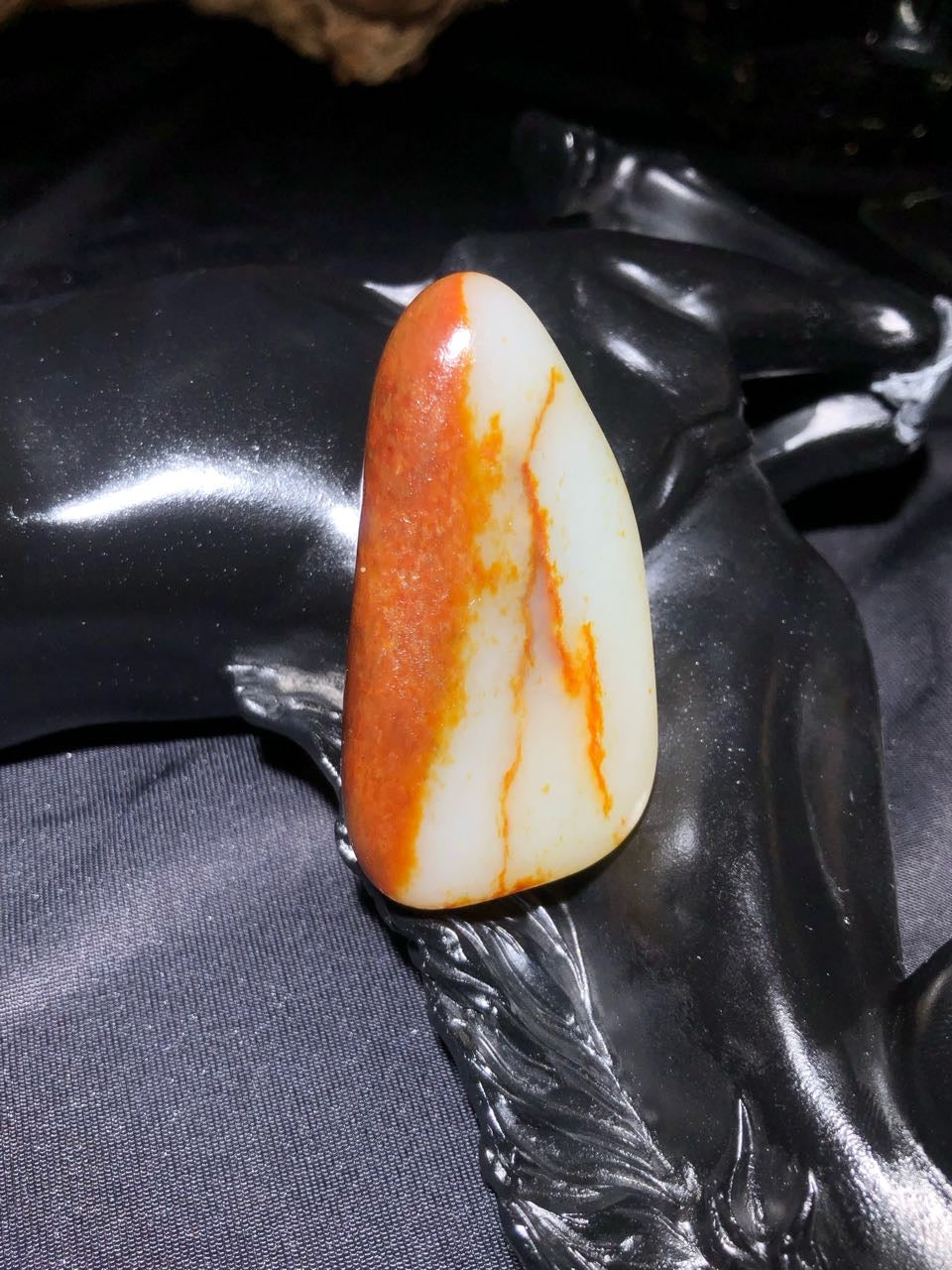 和田玉-红皮白肉籽料原石