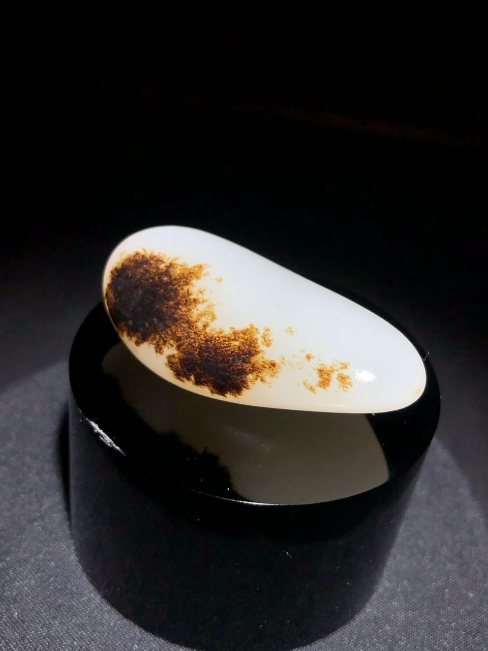和田玉-黑皮白肉籽料原石