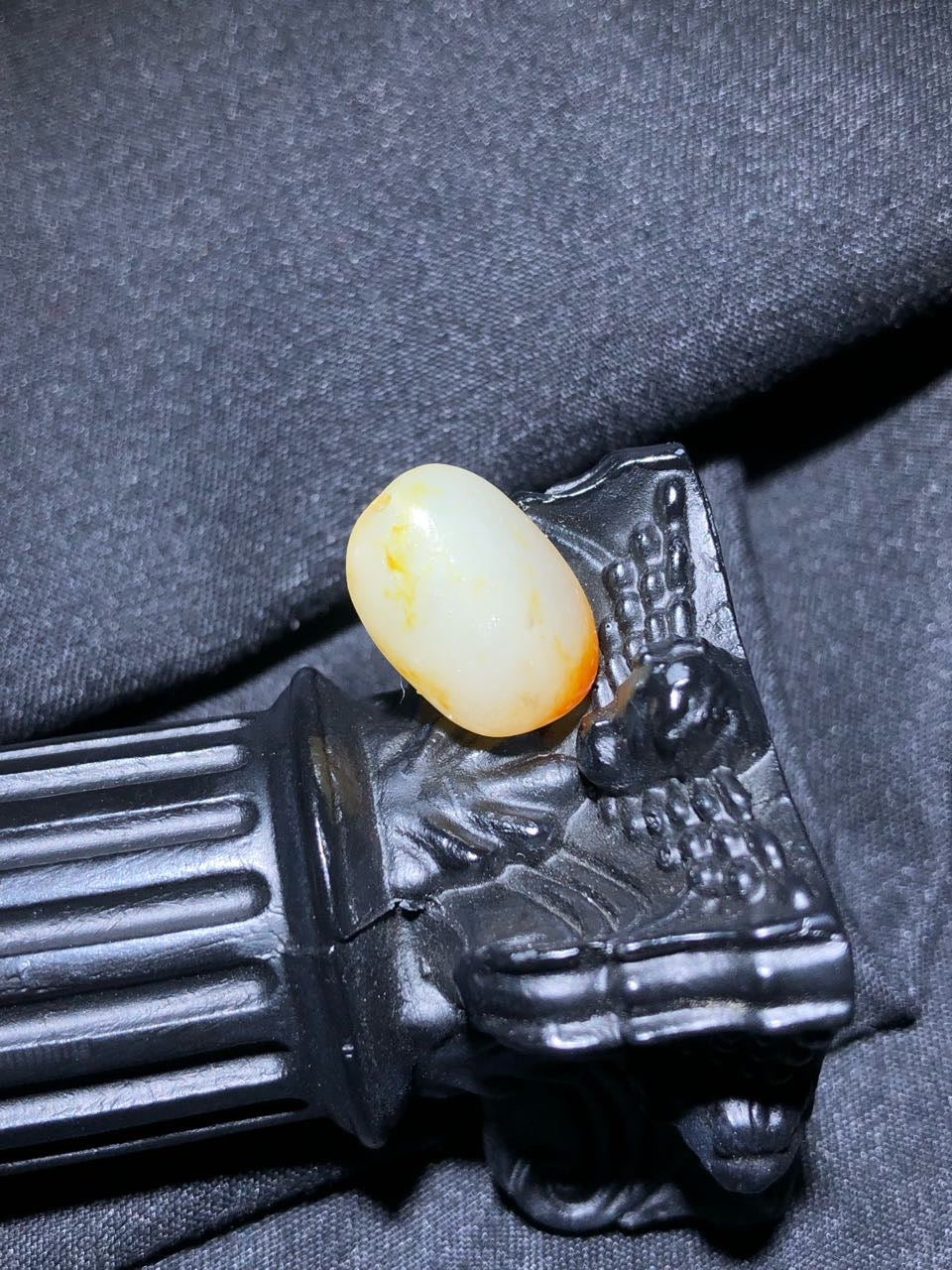 和田玉-洒金皮白肉籽料原石