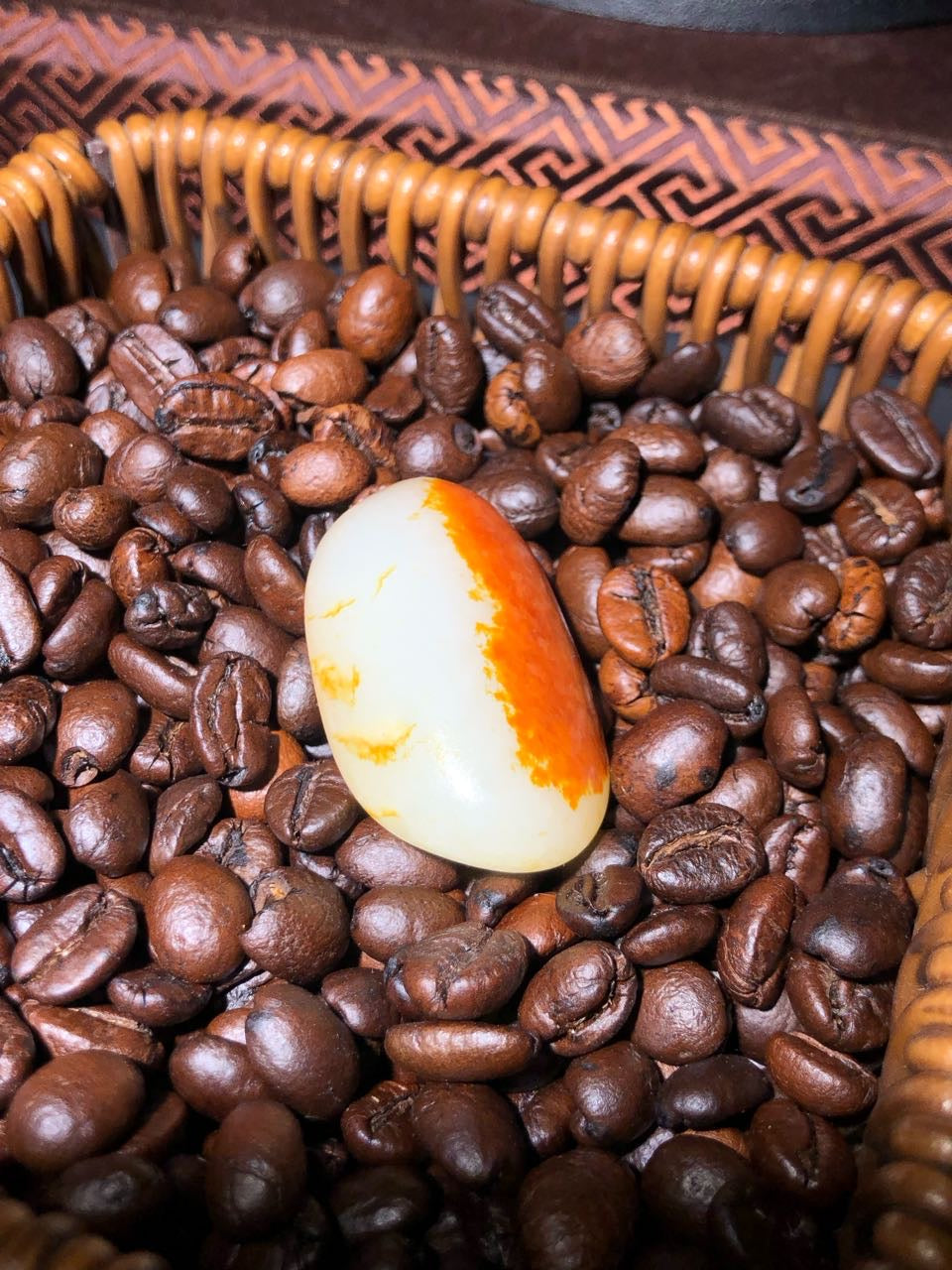 和田玉-红皮白肉籽料原石