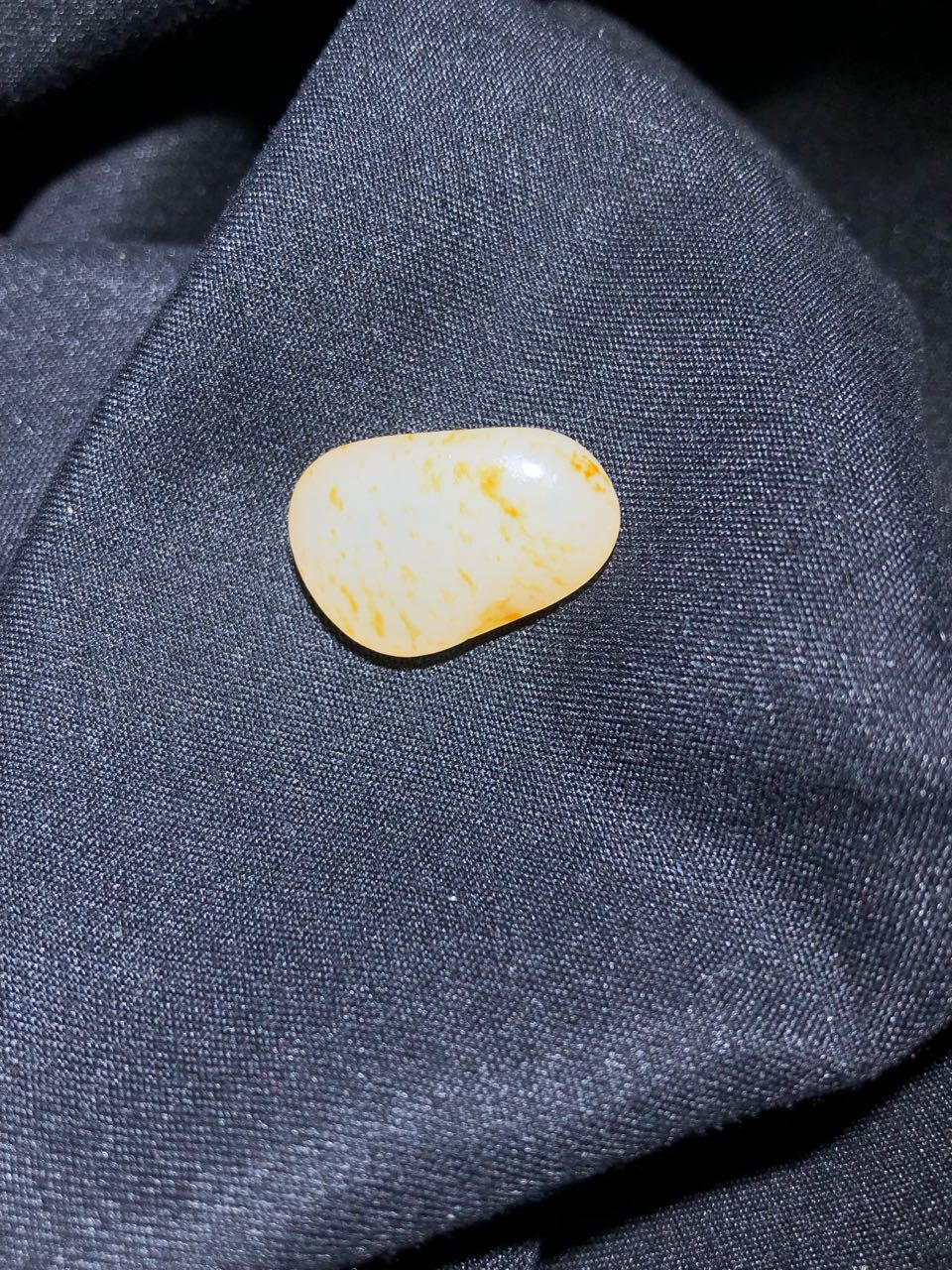 和田玉-洒金皮白肉籽料原石