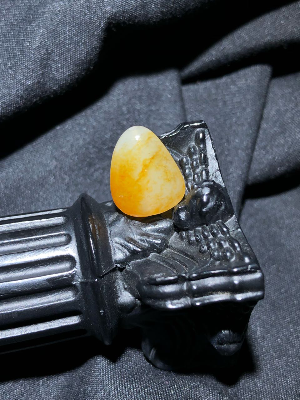 和田玉-洒金白肉籽料
