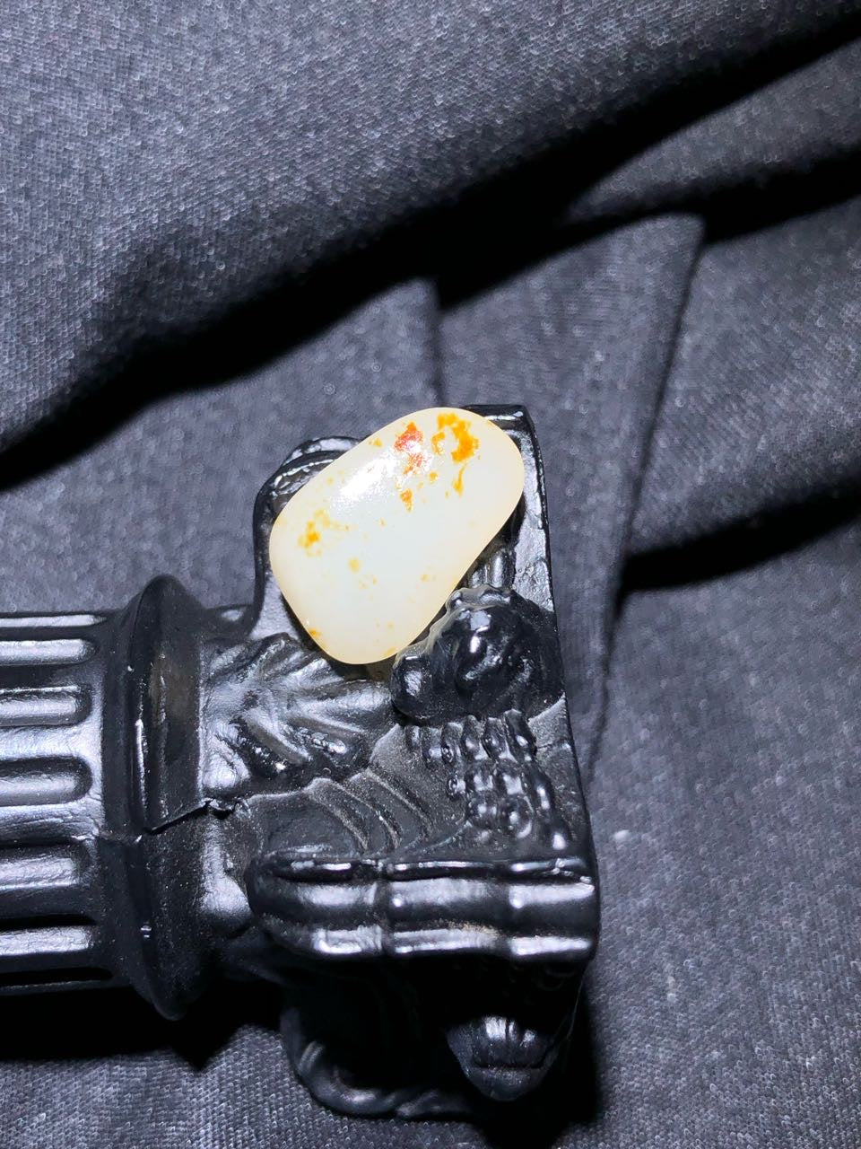 和田玉-洒金皮白肉籽料原石