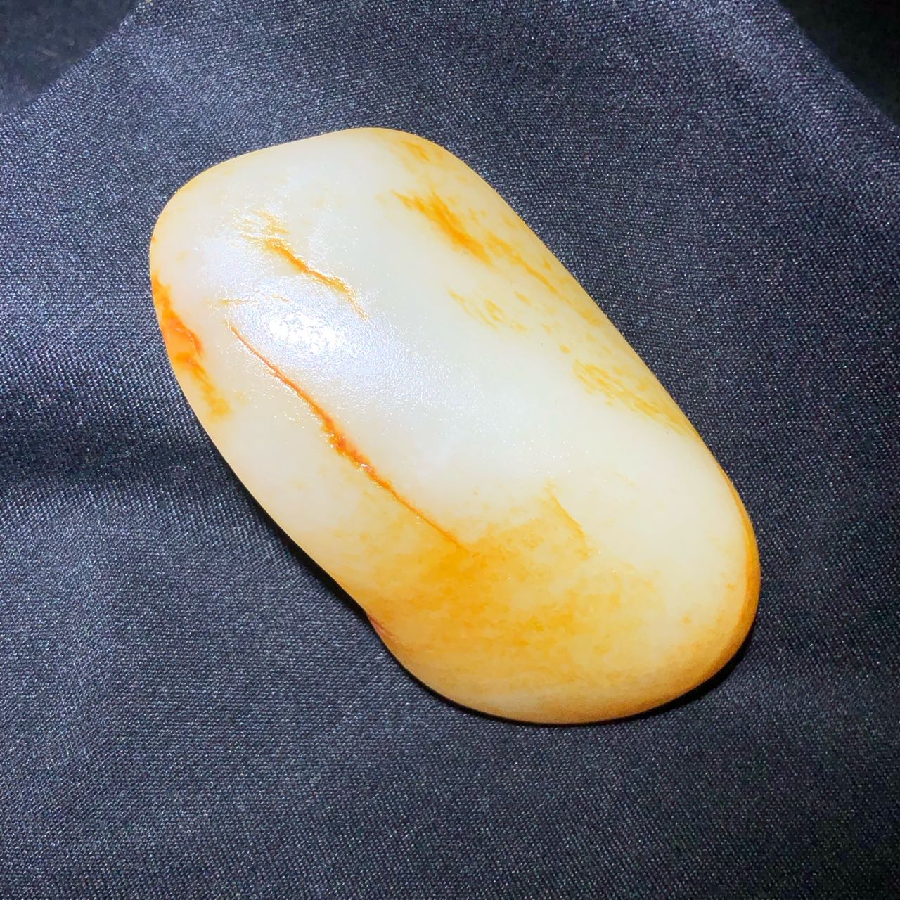和田玉-红皮白肉籽料原石