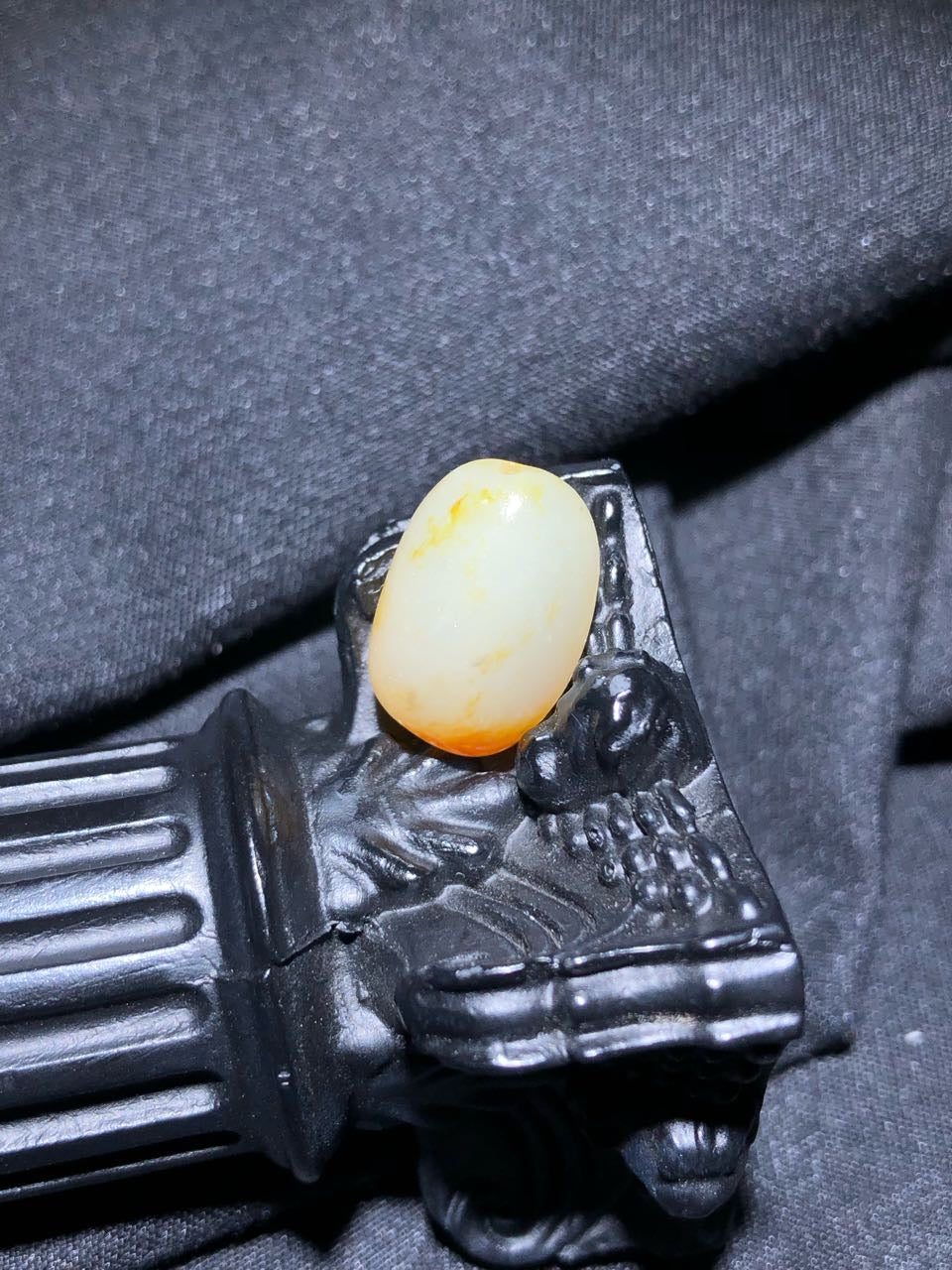 和田玉-洒金皮白肉籽料原石