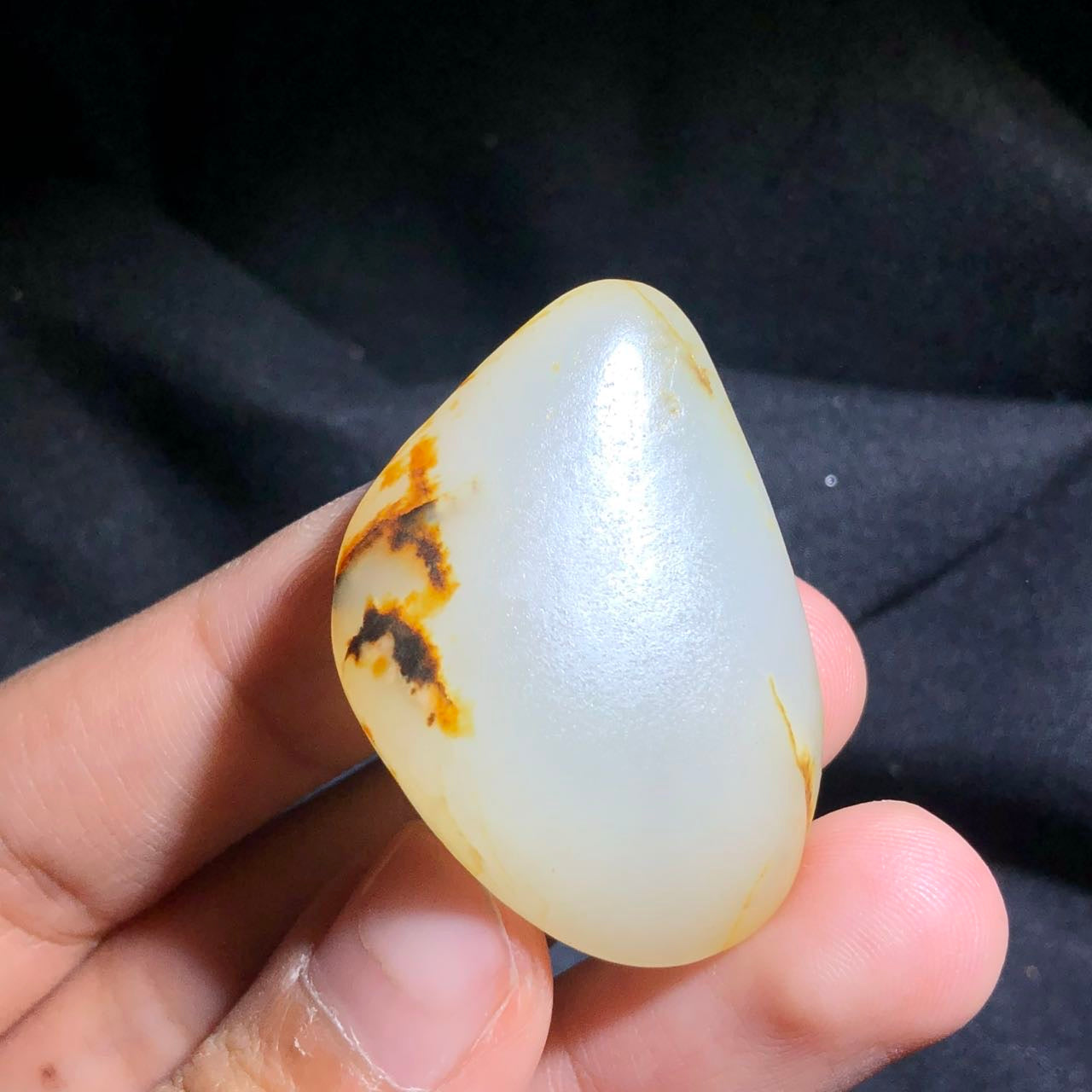 和田玉-黑皮籽料原石