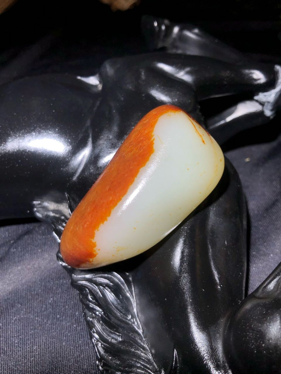 和田玉-红皮白肉籽料原石