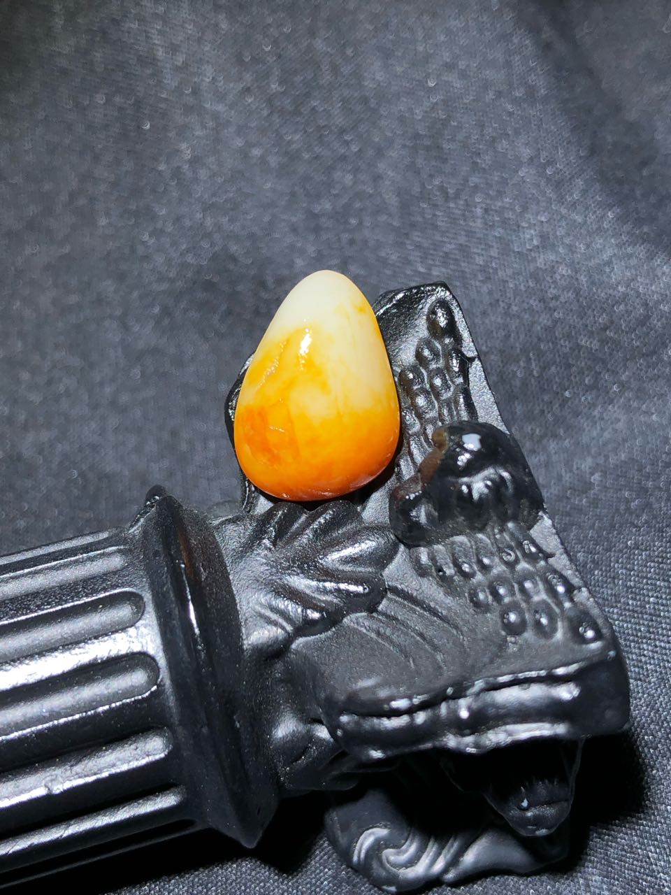 和田玉-红皮白肉籽料