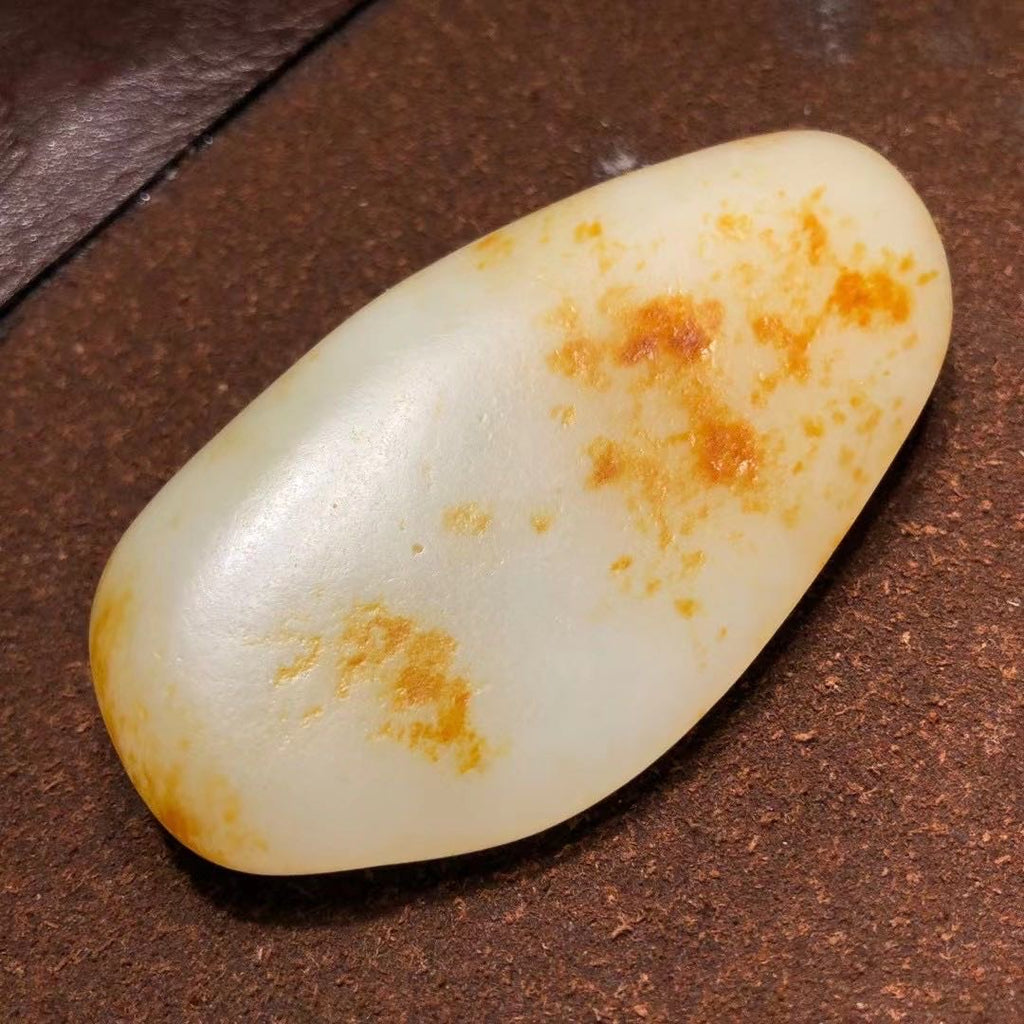和田玉-红皮白肉籽料原石手把件