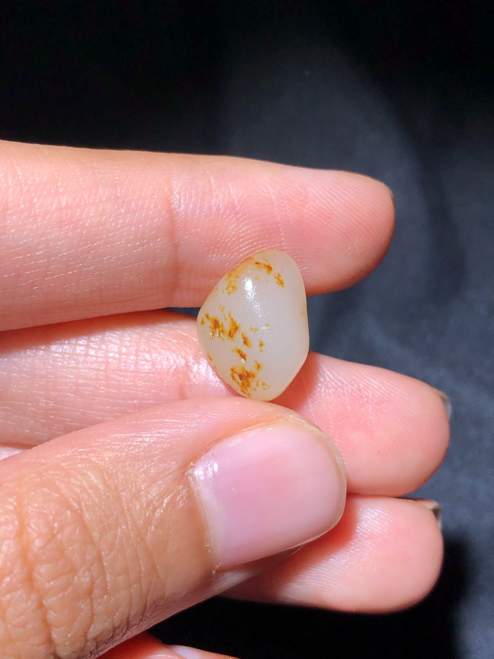 和田玉-洒金皮白肉籽料原石