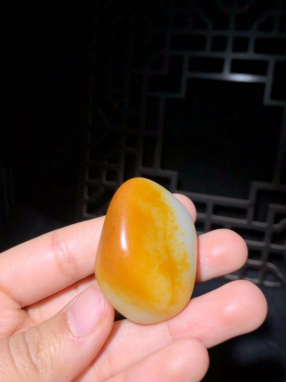 和田玉-红皮白肉籽料原石