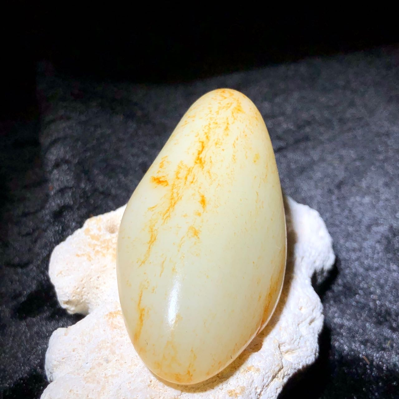和田玉-洒金皮白肉籽料原石手把件