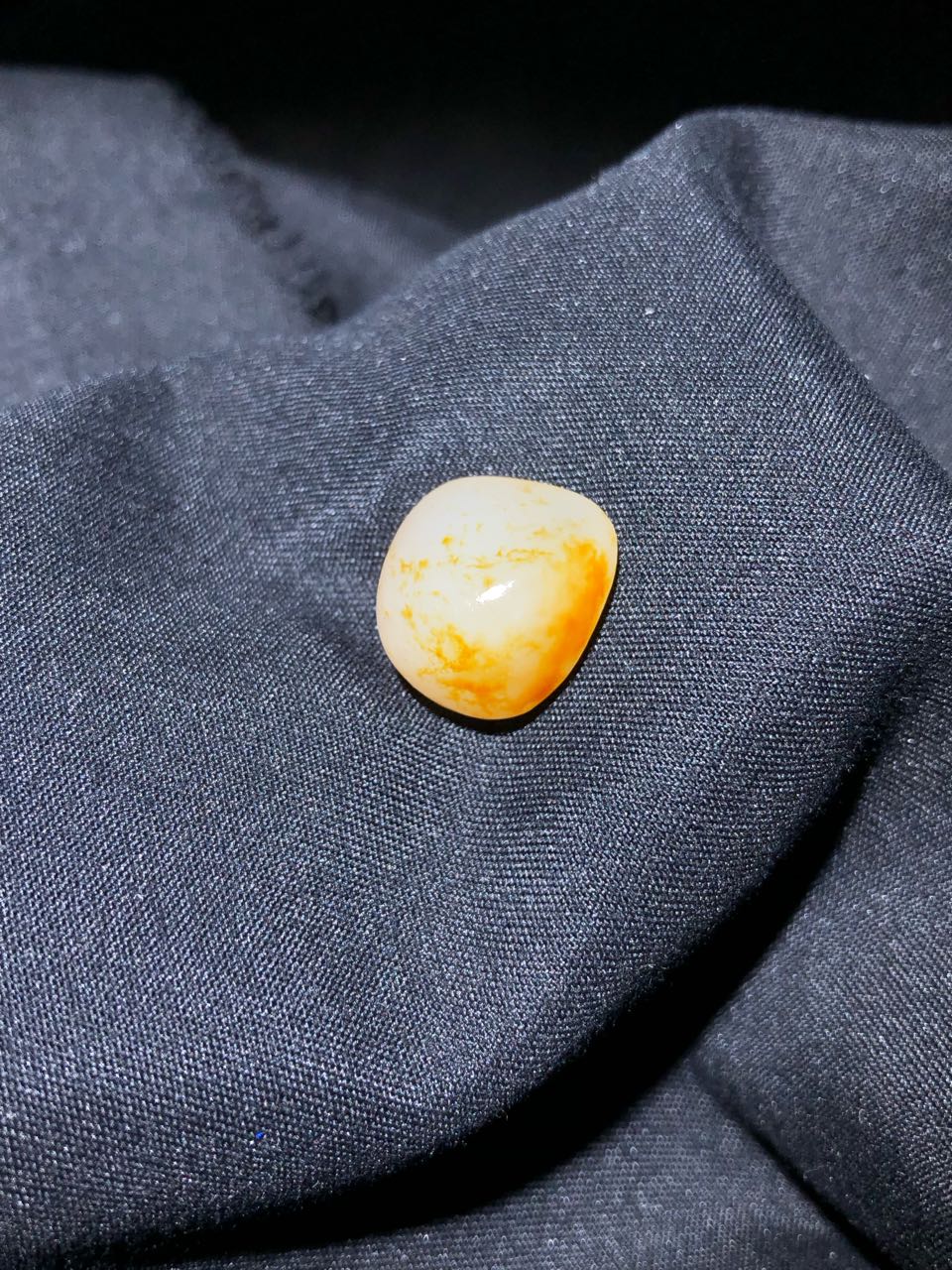 和田玉-洒金皮白肉籽料原石