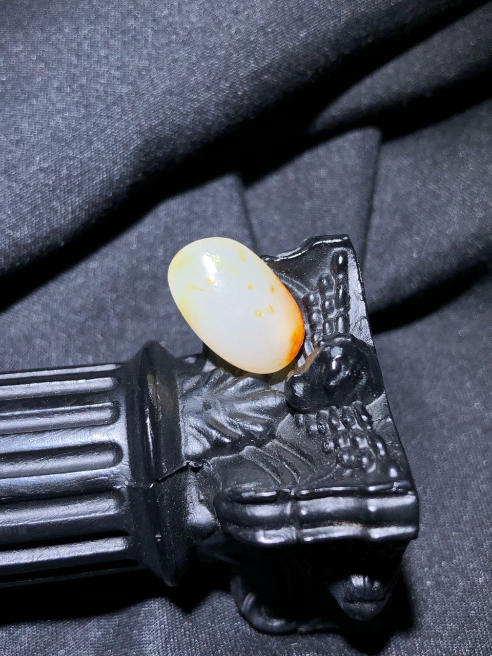 和田玉-洒金皮白肉籽料原石