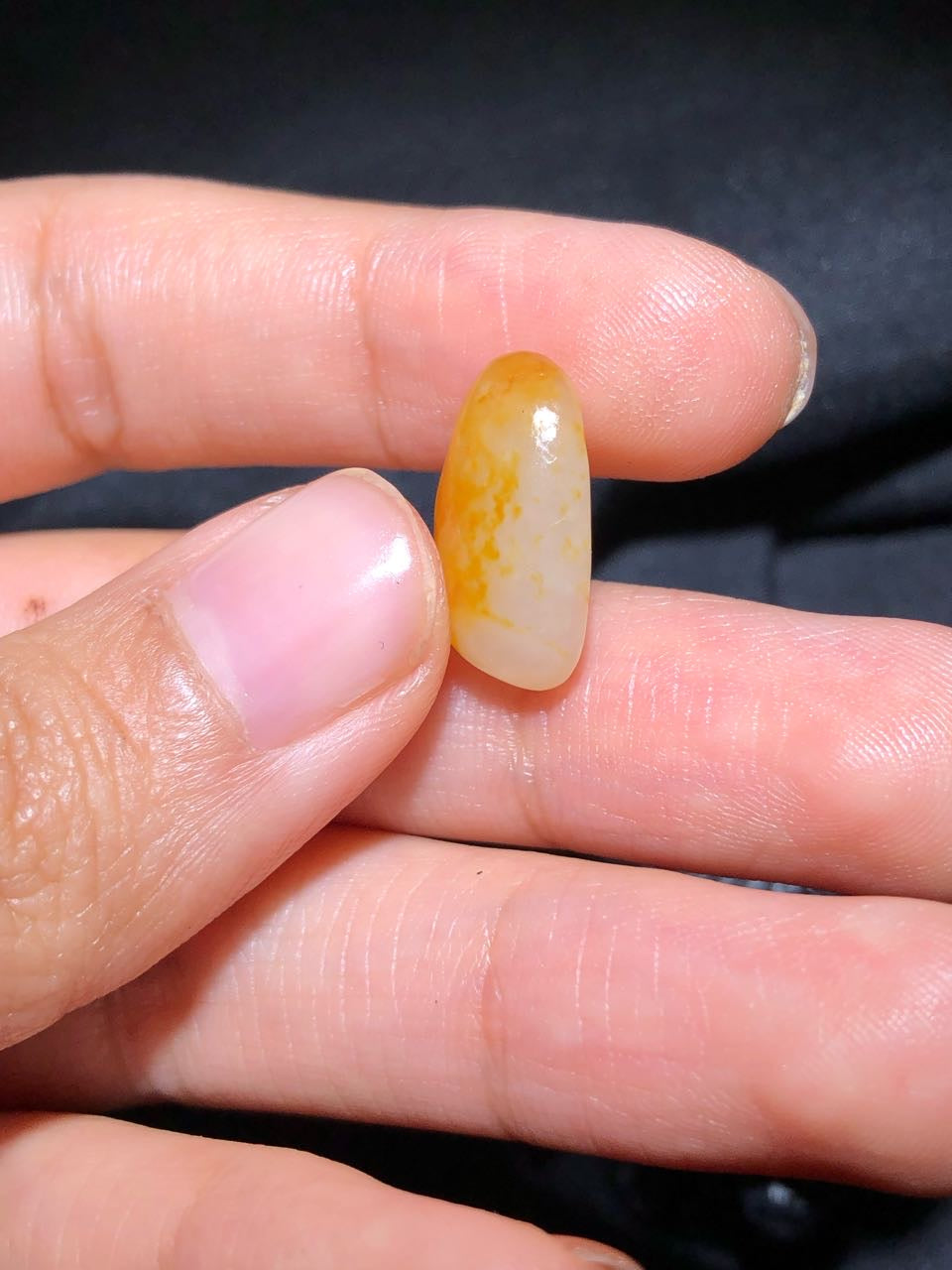 和田玉-洒金白肉籽料