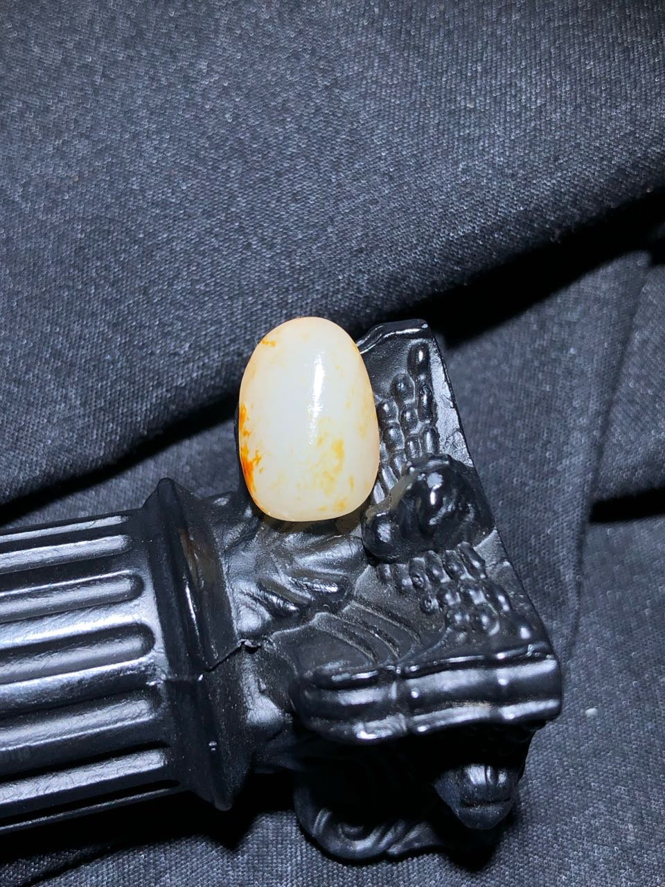 和田玉-红皮白肉籽料原石