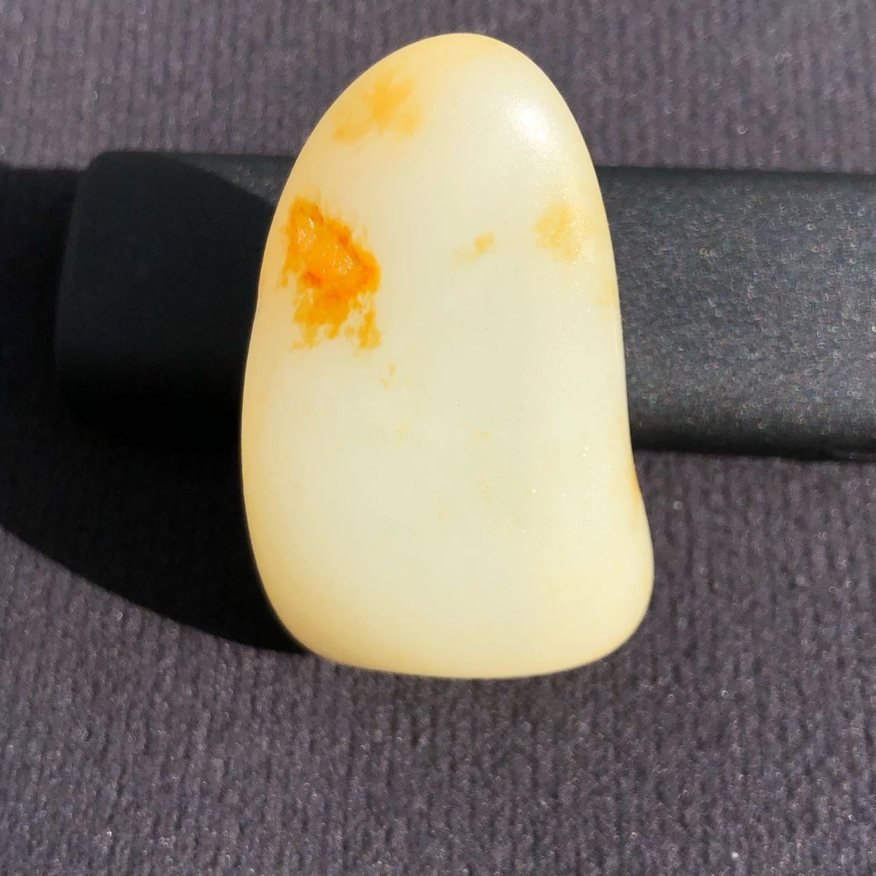 和田玉-洒金皮白肉籽料原石
