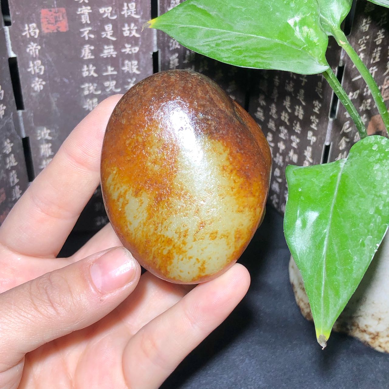 和田玉-红皮白肉籽料原石
