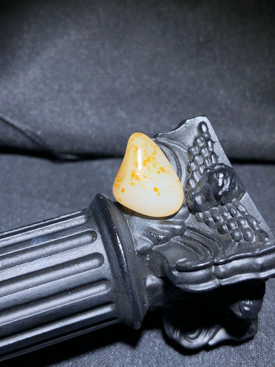 和田玉-洒金皮白肉籽料原石