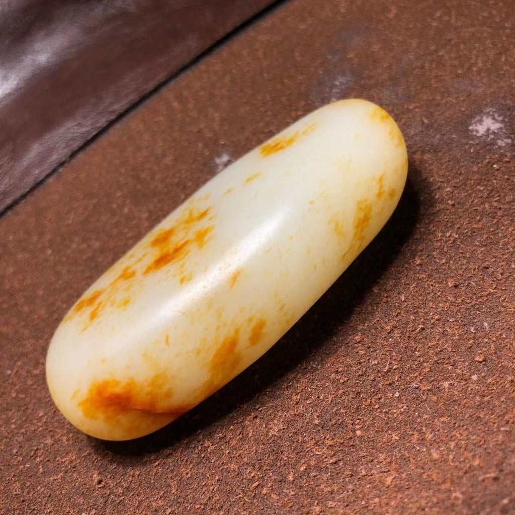 和田玉-红皮白肉籽料原石手把件