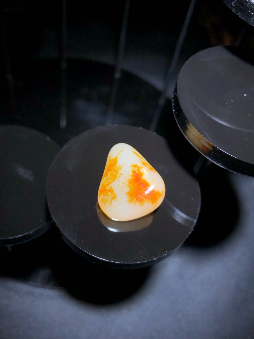 和田玉-红皮白肉籽料