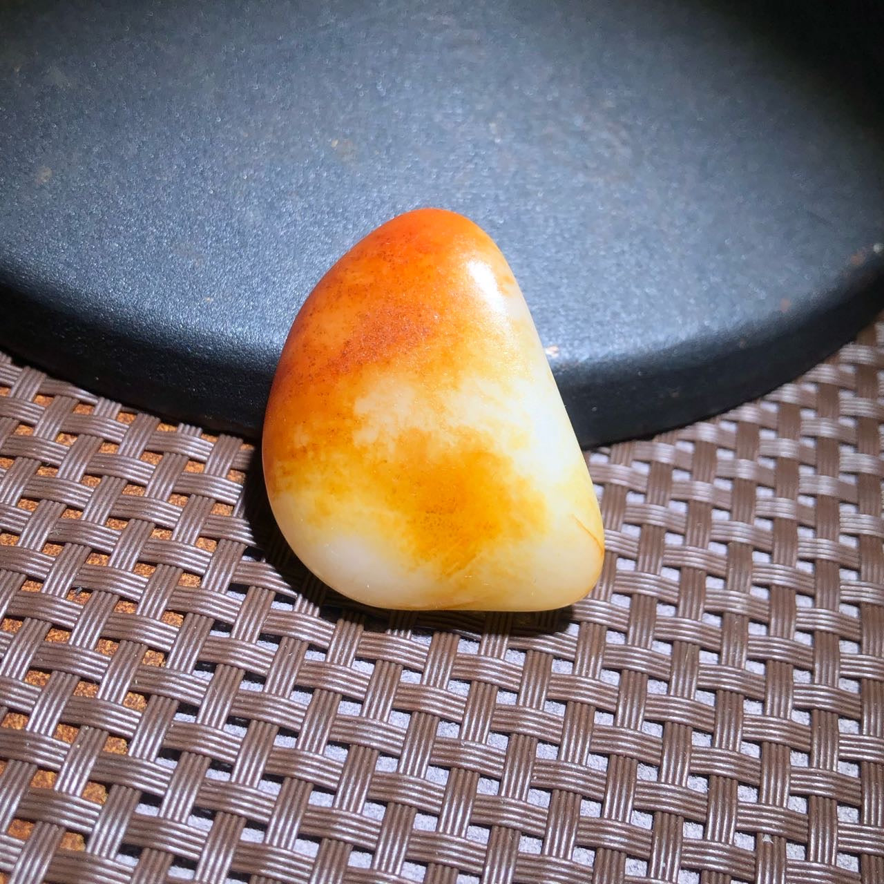 和田玉-红皮白肉籽料原石
