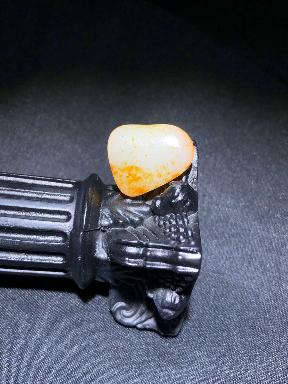 和田玉-洒金皮白肉籽料原石