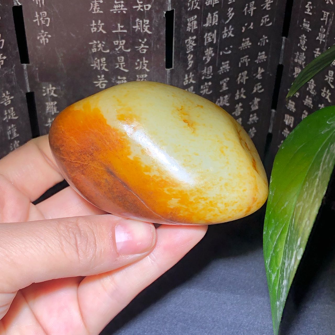 和田玉-红皮白肉籽料原石