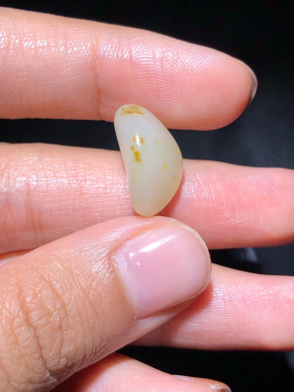 和田玉-洒金白肉籽料