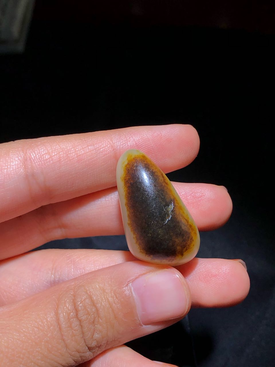 和田玉-黑皮白肉籽料原石