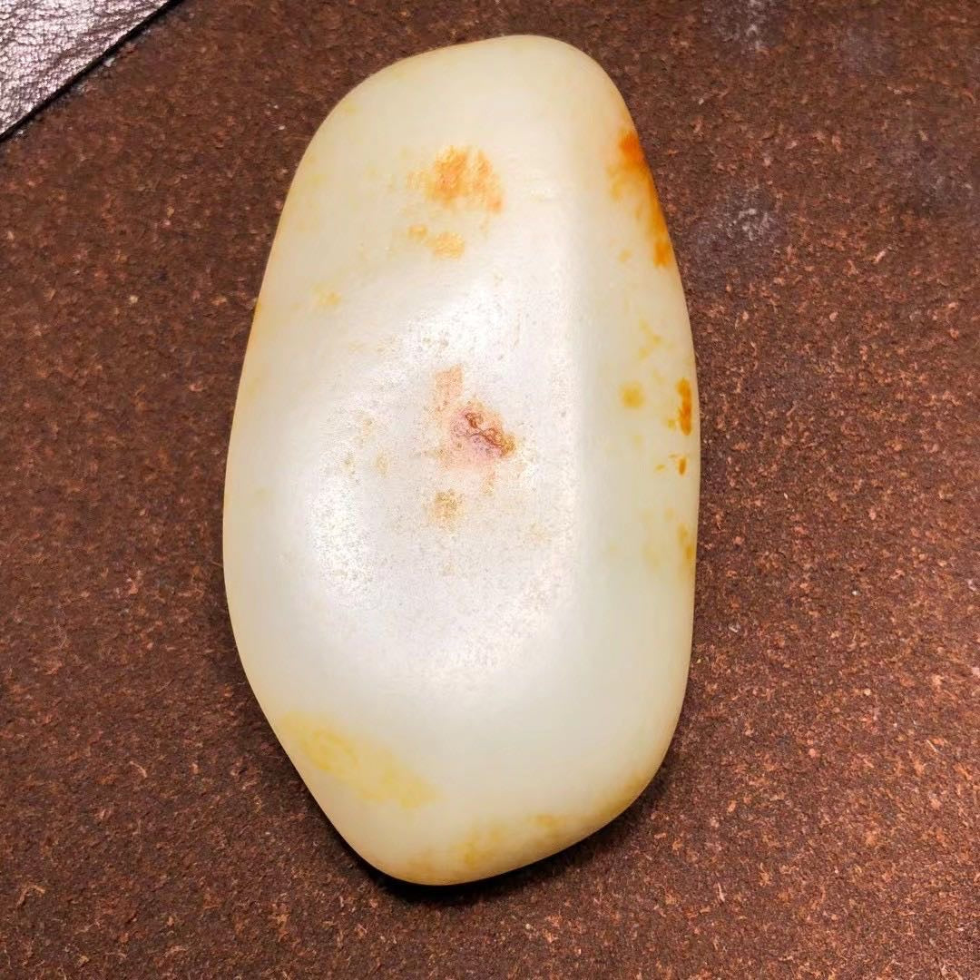 和田玉-红皮白肉籽料原石手把件