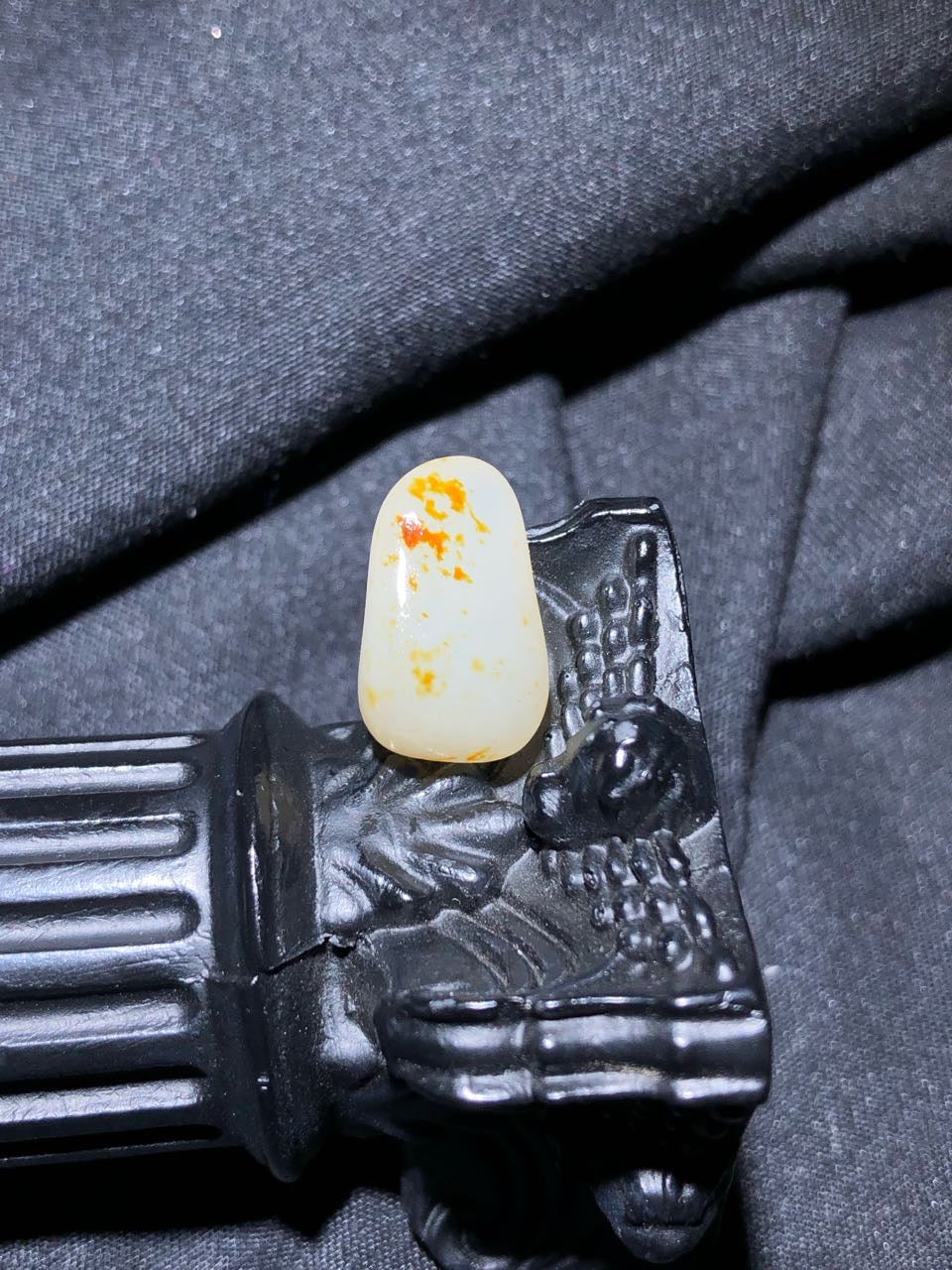 和田玉-洒金皮白肉籽料原石