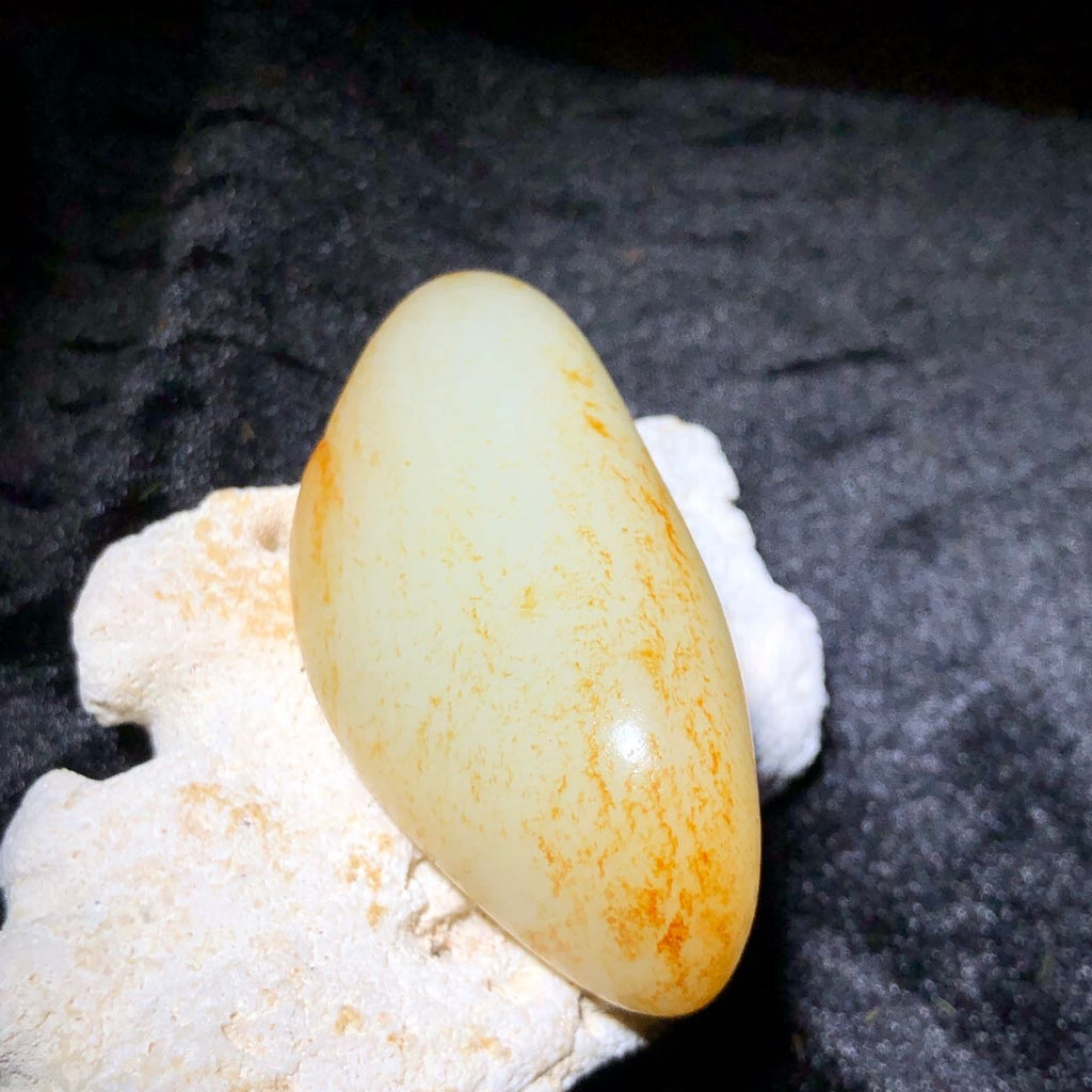 和田玉-洒金皮白肉籽料原石手把件