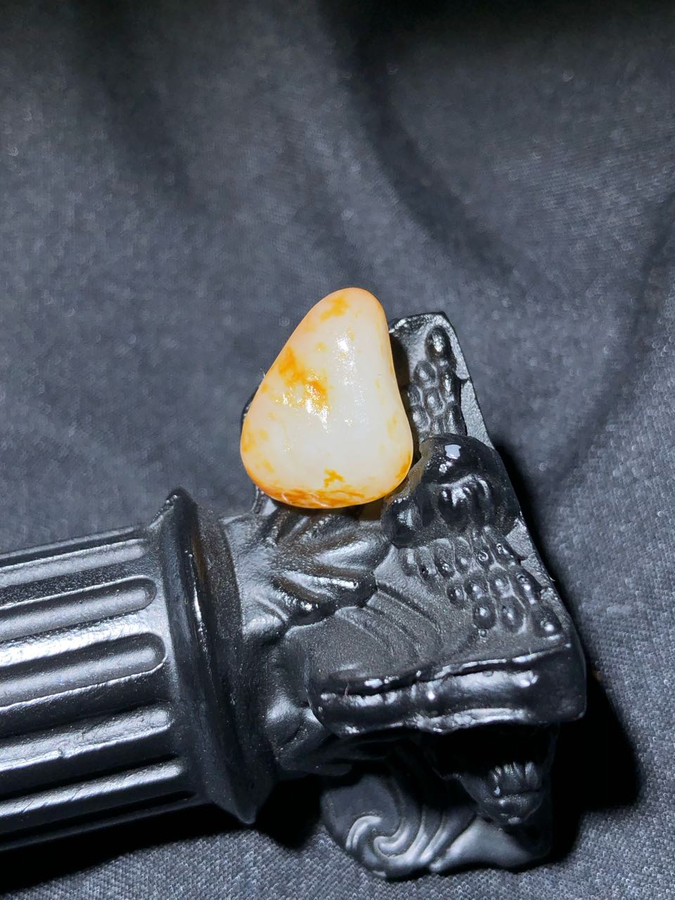 和田玉-洒金皮白肉籽料原石