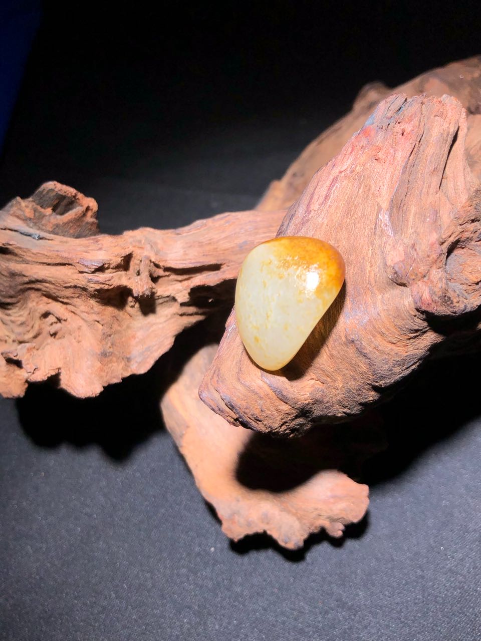 和田玉-红皮白肉籽料