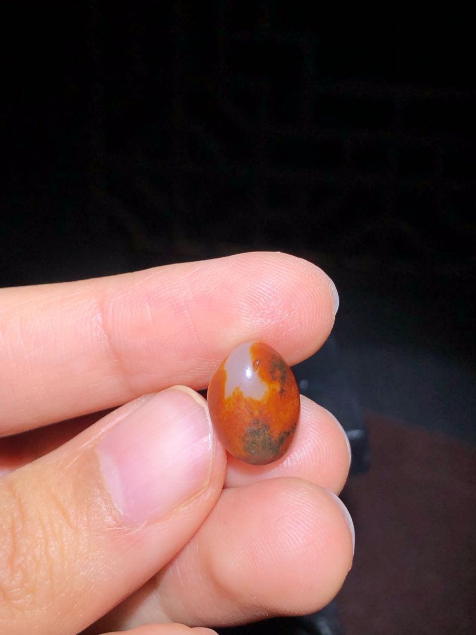 和田玉-红皮白肉籽料