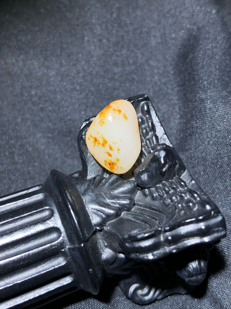 和田玉-洒金皮白肉籽料原石