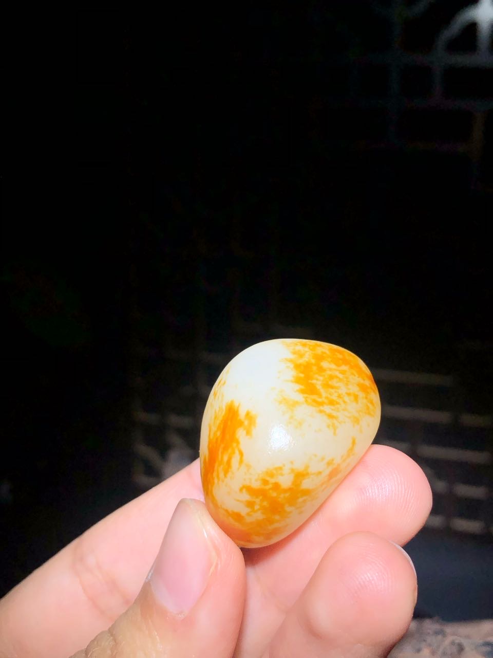 和田玉-红皮白肉籽料原石